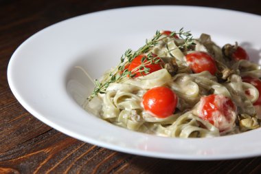 Çeri domatesli ıspanaklı makarna hamuru.