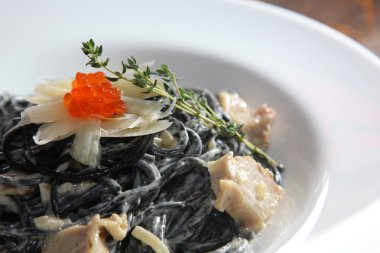 Mürekkep balığı mürekkebi ve havyarlı spagetti.