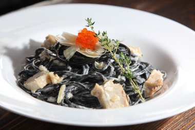 Mürekkep balığı mürekkebi ve havyarlı spagetti.