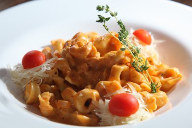 Peynirli ve soslu ravioli.