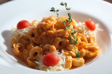 Peynirli ve soslu ravioli.