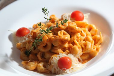 Peynirli ve soslu ravioli.