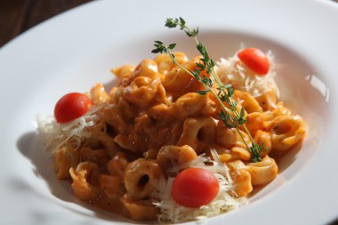 Peynirli ve soslu ravioli.