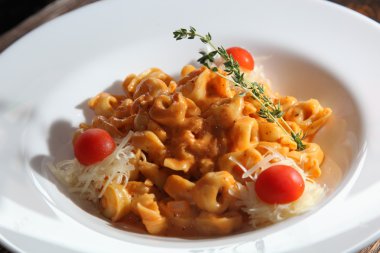 Peynirli ve soslu ravioli.