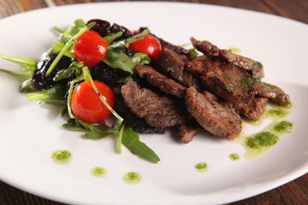 Carne Suculenta Com Pesto Salada Prato — Fotografia de Stock