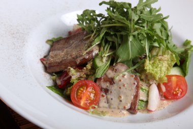 Asya usulü tabakta sığır dili salatası