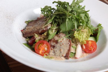 Asya usulü tabakta sığır dili salatası