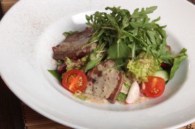 Asya usulü tabakta sığır dili salatası