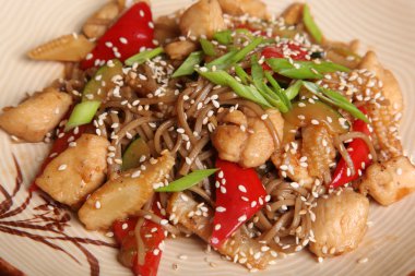 Tabağında balık olan Wok noodle.