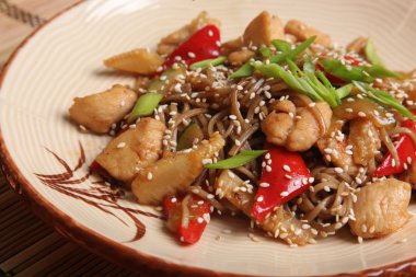 Tabağında balık olan Wok noodle.