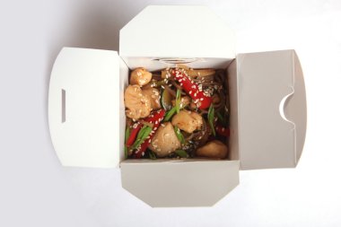 Beyaz karton kutuya doldurulmuş pirinç eriştesi.