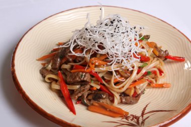 Tabakta sığır etli Çin eriştesi