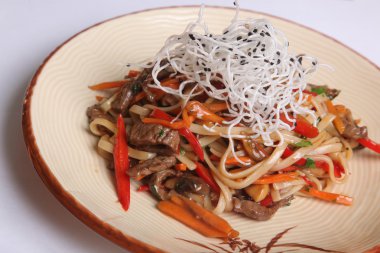 Tabakta sığır etli Çin eriştesi