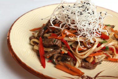 Tabakta sığır etli Çin eriştesi