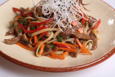 Tabakta sığır etli Çin eriştesi