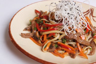 Tabakta sığır etli Çin eriştesi