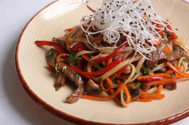 Tabakta sığır etli Çin eriştesi