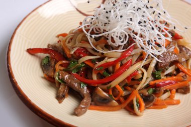 Tabakta sığır etli Çin eriştesi