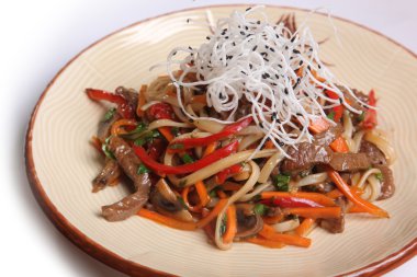 Tabakta sığır etli Çin eriştesi