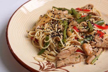 Tabakta domuz etli Çin eriştesi.