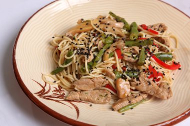 Tabakta domuz etli Çin eriştesi.