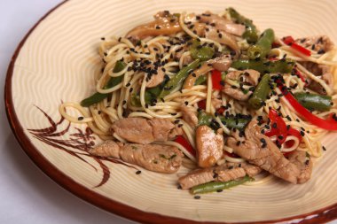 Tabakta domuz etli Çin eriştesi.