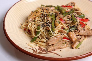 Tabakta domuz etli Çin eriştesi.