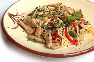 Tabakta domuz etli Çin eriştesi.