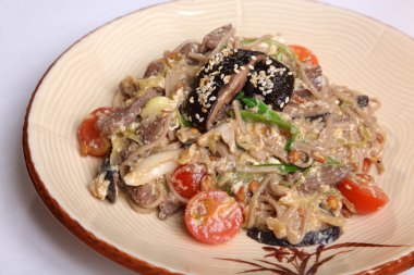 Tabakta yumurta ve mantarlı Çin eriştesi.