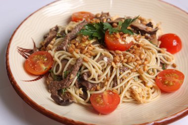 Çin eriştesi, et ve buğday tohumu.