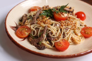 Çin eriştesi, et ve buğday tohumu.