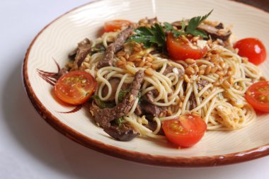 Çin eriştesi, et ve buğday tohumu.