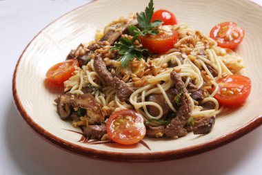 Çin eriştesi, et ve buğday tohumu.