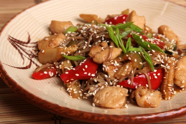 Wok Nouilles Avec Poisson Sur Assiette — Photo