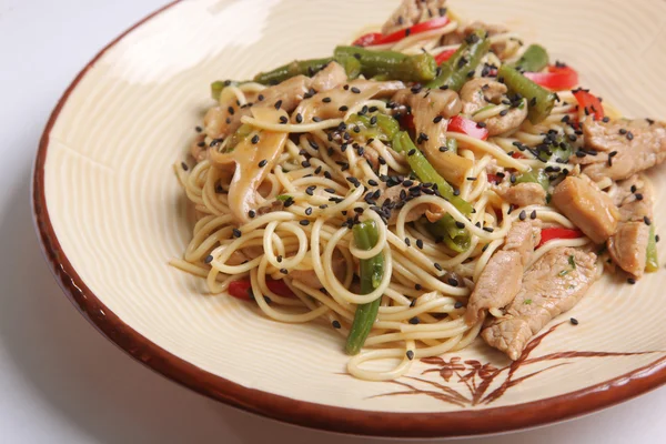 Chinesische Nudeln Mit Schweinefleisch Auf Teller — Stockfoto