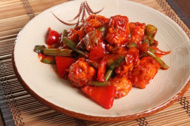 Tabakta domates soslu köfteli sebzeler.