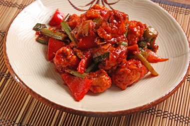 Tabakta domates soslu köfteli sebzeler.