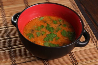 Masada kırmızı tabakta Asya çorbası