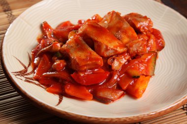 Çin usulü domates soslu turna balığı.