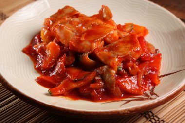 Çin usulü domates soslu turna balığı.