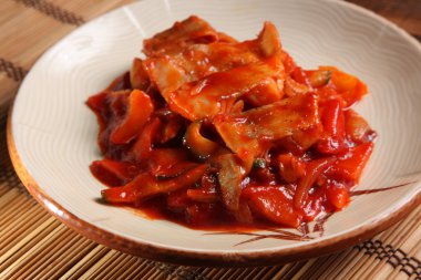 Çin usulü domates soslu turna balığı.