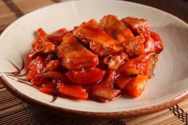 Çin usulü domates soslu turna balığı.