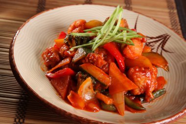 Çin usulü baharatlı soslu sebzeler.