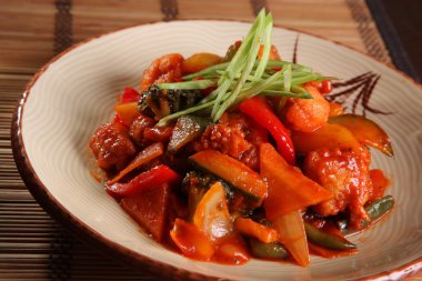 Çin usulü baharatlı soslu sebzeler.
