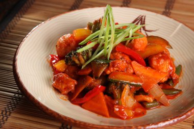 Çin usulü baharatlı soslu sebzeler.