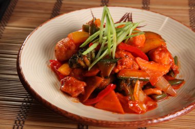 Çin usulü baharatlı soslu sebzeler.