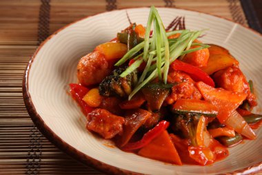 Çin usulü baharatlı soslu sebzeler.