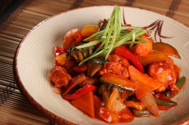 Çin usulü baharatlı soslu sebzeler.