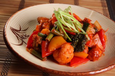 Çin usulü baharatlı soslu sebzeler.