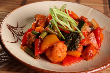 Çin usulü baharatlı soslu sebzeler.